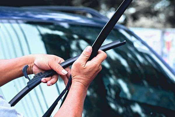 Fini les Essuie Glaces Qui Grincent et Qui Couinent Avec Cette Astuce Changement de pare-brise